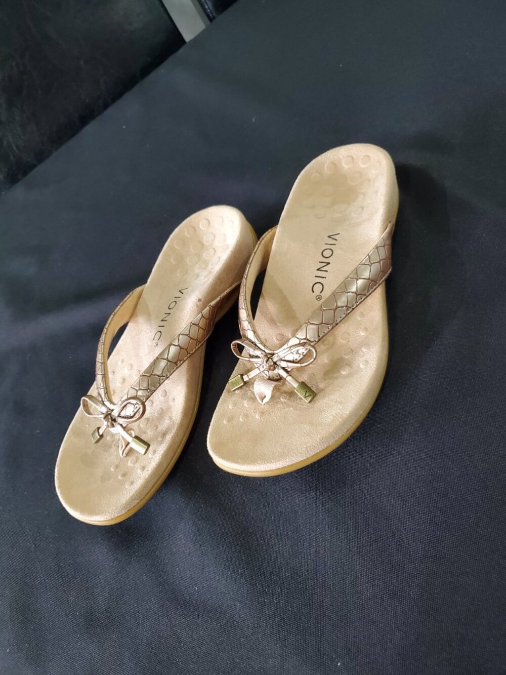 Vionic Womens Size 6 Orthaheel Rest Bella II Thong Sandals Tan Snakeskin